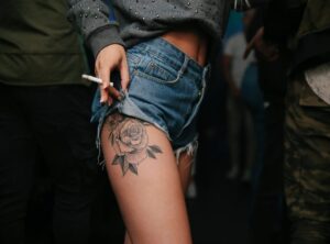 tatuajes en el chamorro para mujer rosas